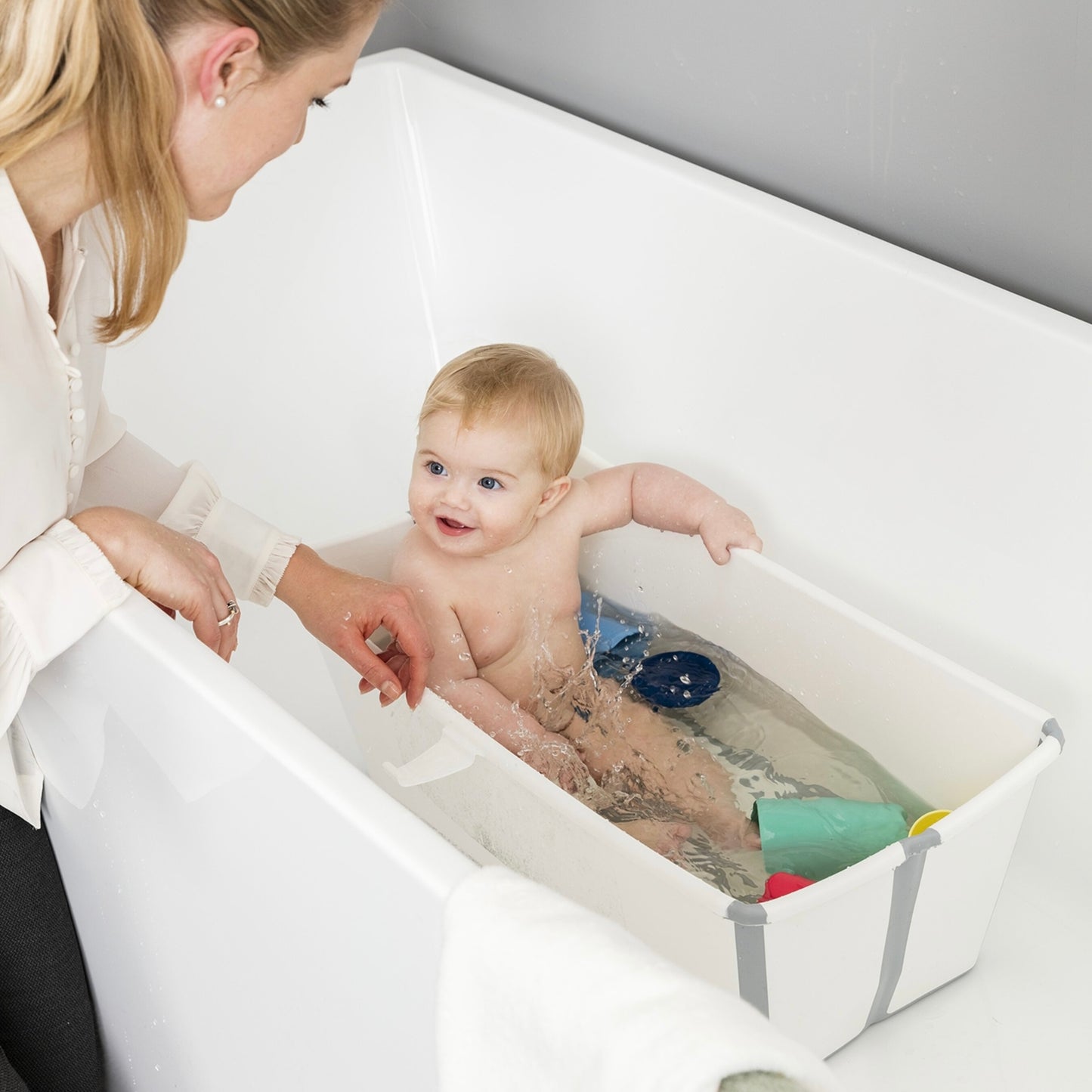 Stokke® Flexi Bath® Bundle Tub with Newborn Support & Stand - White